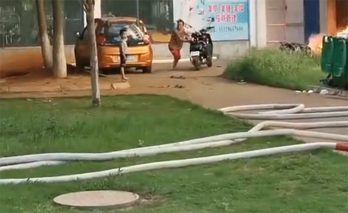 消防員飛身擋刀,撞開縱火挾持6歲兒子的男子