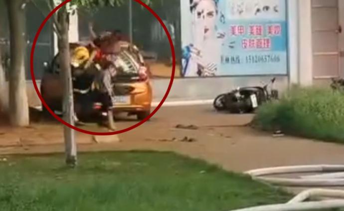 消防員飛身?yè)醯毒认?歲男孩,撞開(kāi)縱火綁架男子