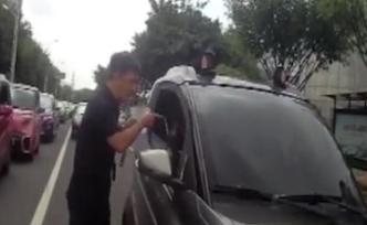 司机拍视频称遭打砸，实为民警破窗采取强制措施