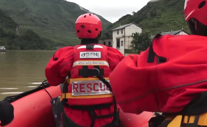 屋里还有人吗？六盘水暴雨消防冲锋搜寻