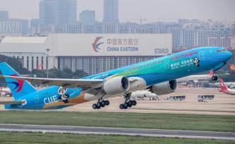 全球首架“进博号”主题彩绘飞机首航，载两百名旅客飞往成都
