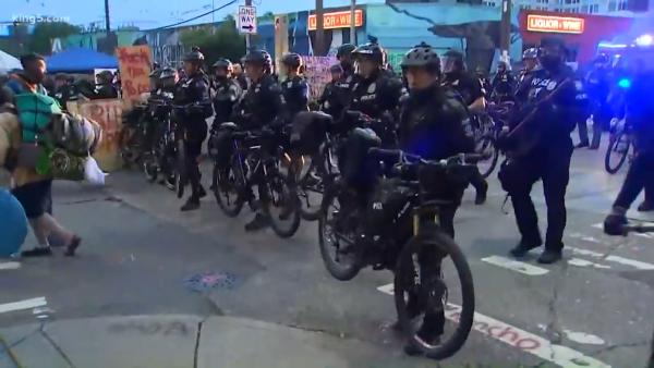 自行车开路！西雅图警察清除“自治区”