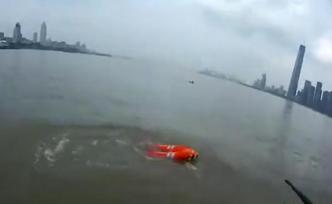 嗖一下就到了，男子江中遇险水警用救援飞翼一键救人