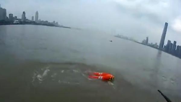 嗖一下就到了，男子江中遇险水警用救援飞翼一键救人