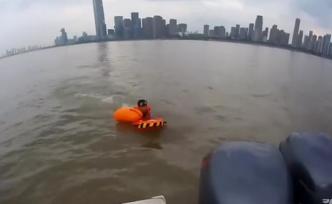 男子长江游泳遇险，水警首用救援飞翼一键救人