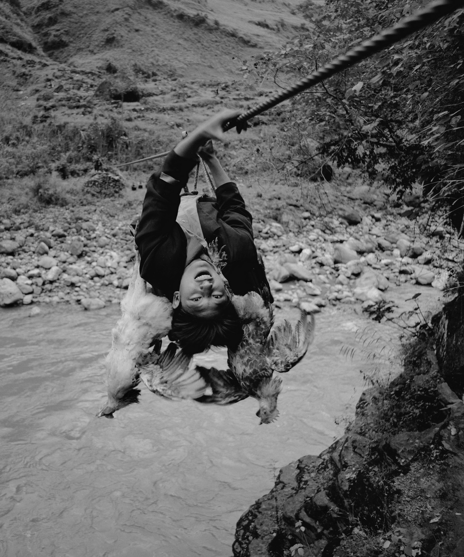 阿达色贵从阿布洛哈村用溜索过西溪河（2006年3月21日摄）。