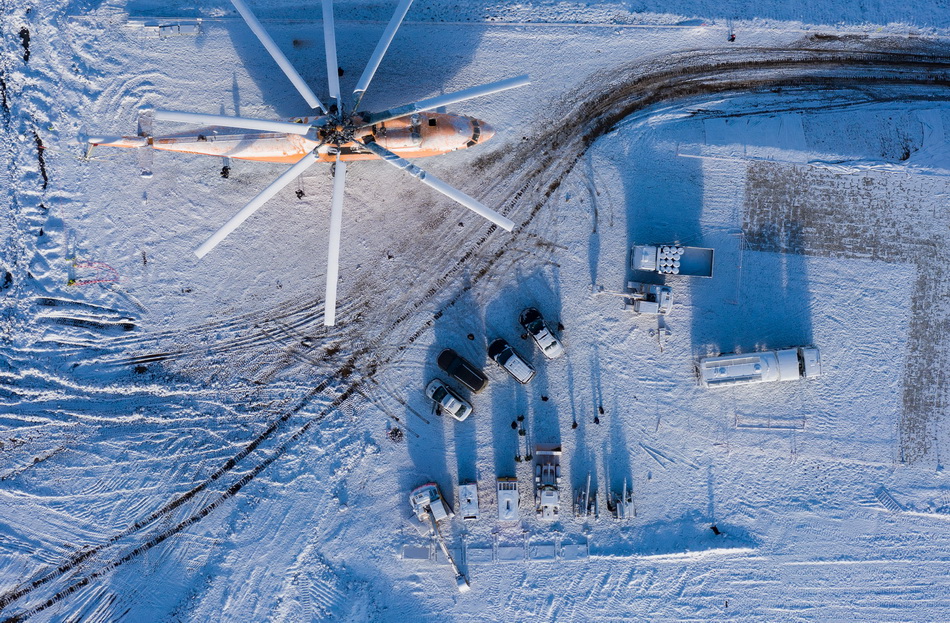 在四川省凉山彝族自治州布拖县，多台施工机械设备等待通过米-26重型直升机吊运至布拖县阿布洛哈村（2019年12月5日摄，无人机照片）。