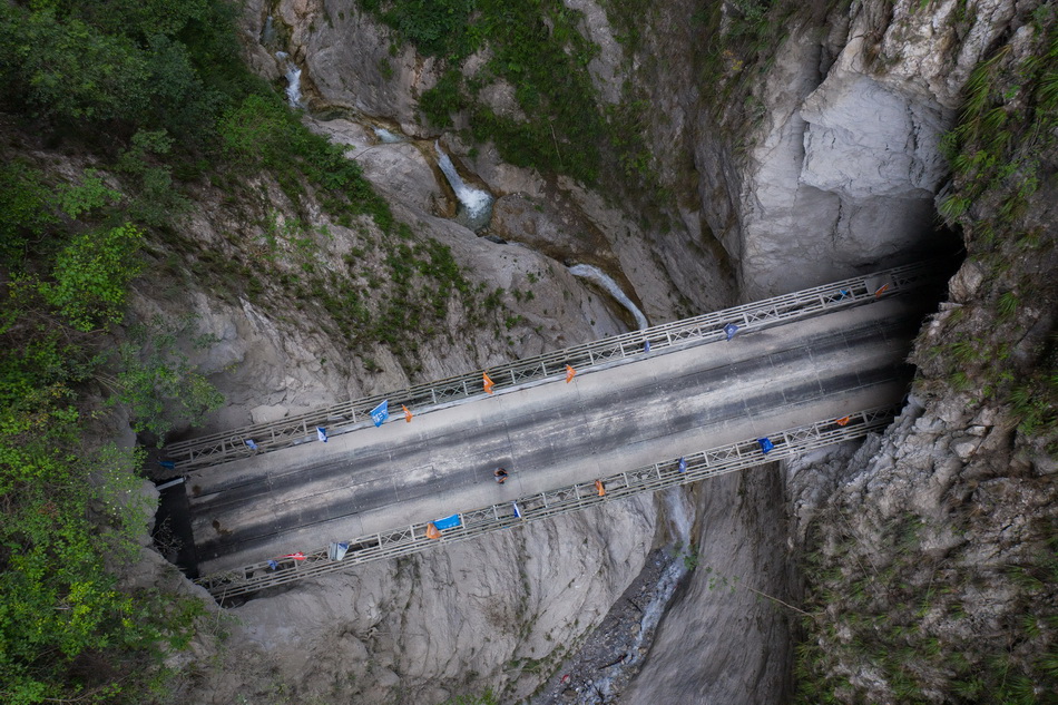 俯瞰阿布洛哈村通村公路2、3号隧道之间的钢桥（6月29日摄，无人机照片）。