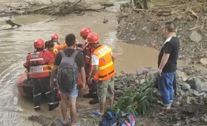 暴雨后黄果树景区成孤岛11人被困，救援人员冲锋舟救人