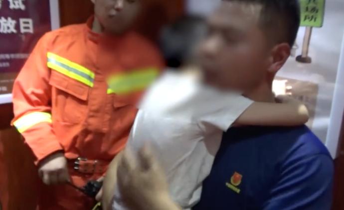 女子怀抱儿子欲跳楼，消防安慰孩子是“演习”