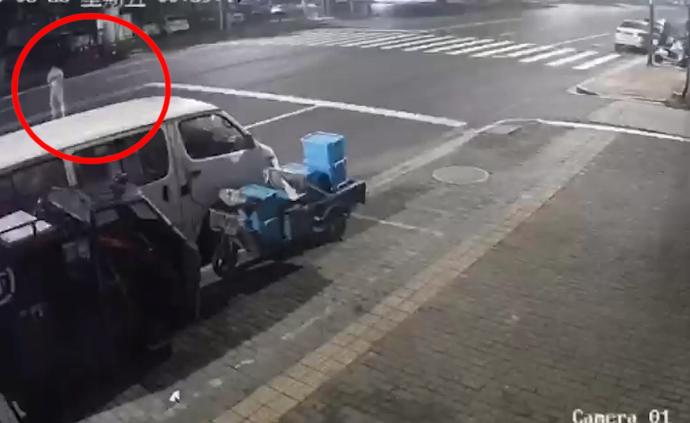 男子疑似低頭玩手機過馬路,被酒駕寶馬司機撞飛身亡