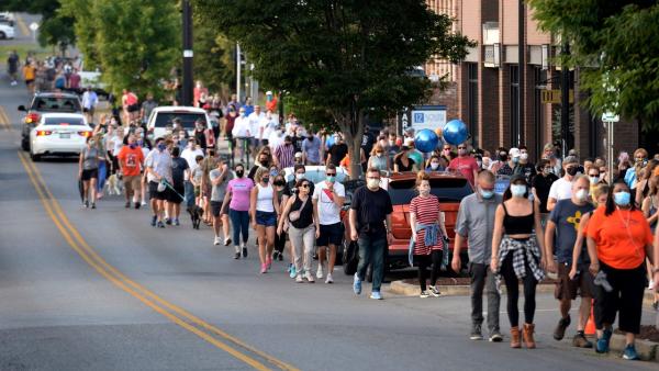 美国一社区发起陪非裔男子散步活动，超千人参与