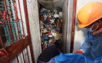 一天清出三卡车垃圾，上海男子在家堆垃圾多年被依法强制执行
