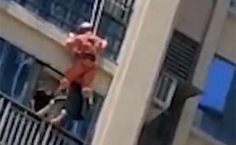 南充一女子坐17楼窗台欲跳楼，救援人员跃下将其蹬回屋内