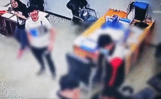 高中教师将男生摔倒在地并殴打多人，被罚1千元