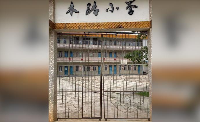 鄉(xiāng)村小學(xué)求捐7千元換28年鐵門:陳舊或隨時(shí)倒塌
