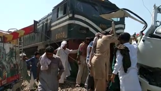 巴基斯坦火车与客车相撞事故已致20人死亡