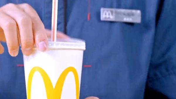 麦当劳中国宣布逐步停用塑料吸管：可用杯盖直接喝可乐
