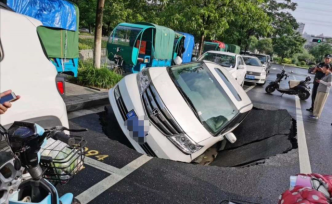杭州一路面发生塌陷车辆陷入，官方：管道渗漏致水土流失