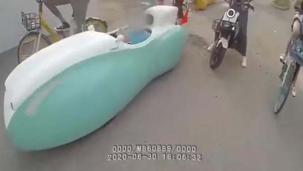 老外花8000欧买“脚踏潜水艇”上路，被民警扣了