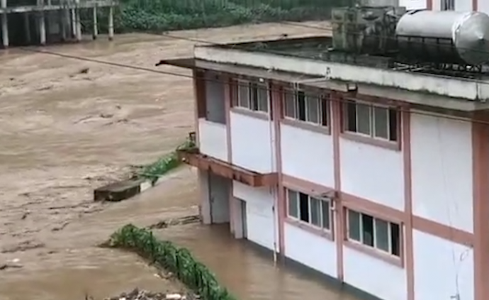 云南彝良縣普降暴雨，一學(xué)校校舍被淹師生撤離