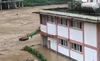 云南彝良县普降暴雨，一学校校舍被淹师生撤离