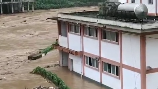 云南彝良县普降暴雨，一学校校舍被淹师生撤离