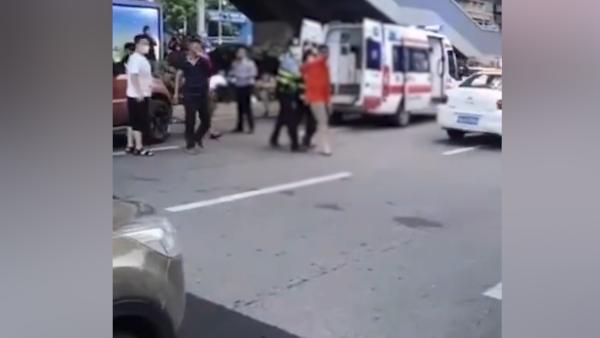 男子驾车撞辅警，被武汉民警开枪制服