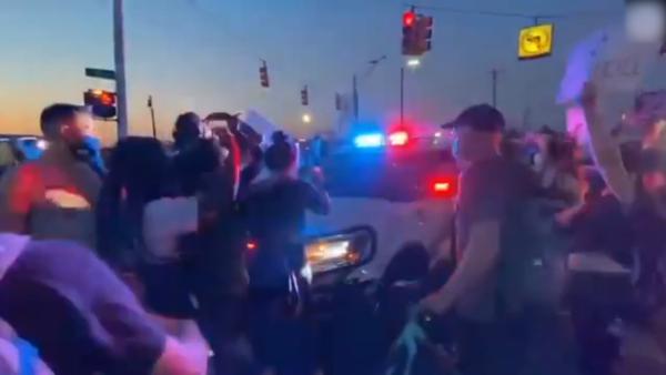 冲撞示威人群！美国警察遭围堵开车撞倒多人后离去