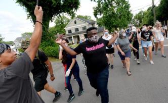 害怕独行，美国千人陪同非裔男子社区散步