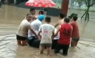 云南一产妇洪水中在轮胎上成功分娩，众人水中推行一度被淹