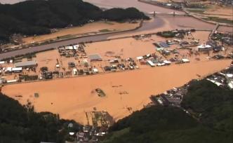 日本熊本等地爆发特大洪灾，居民爬屋顶求救