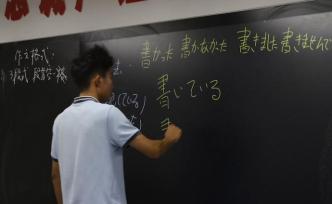 江苏一中学开设高考日语课，54名高三生选择