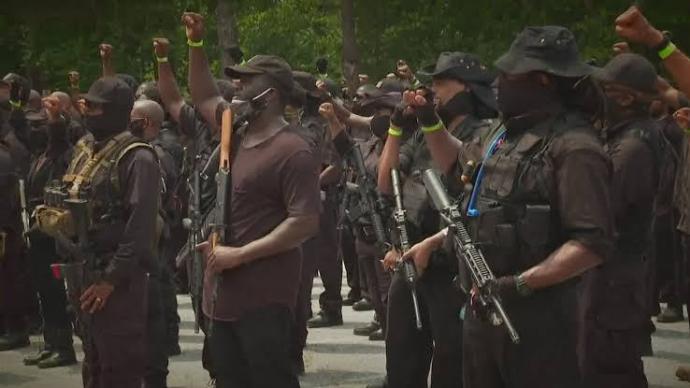 美国非裔示威者武装游行，要求拆除邦联纪念碑