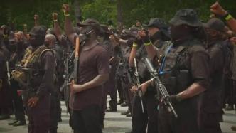 美国非裔示威者武装游行，要求拆除邦联纪念碑