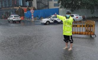 突发道路积水，上海交警赤脚上路指挥交通