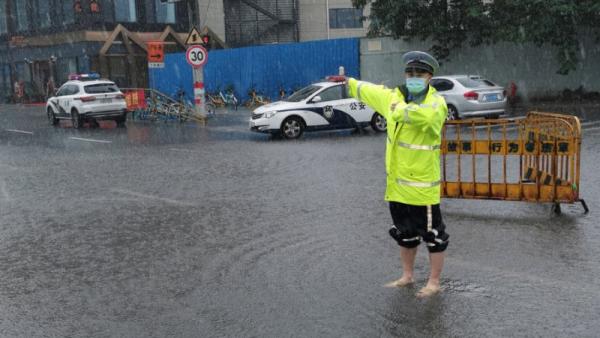 突发道路积水，上海交警赤脚上路指挥交通