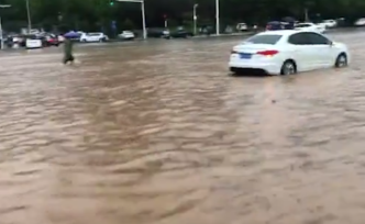 武汉暴雨市区渍水严重，未来几天高考期间仍有降雨