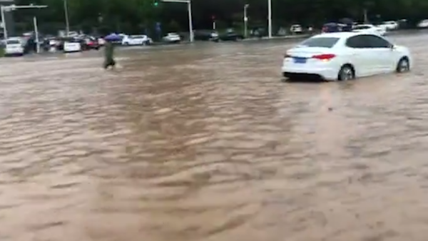 武汉暴雨市区渍水严重，未来几天高考期间仍有降雨