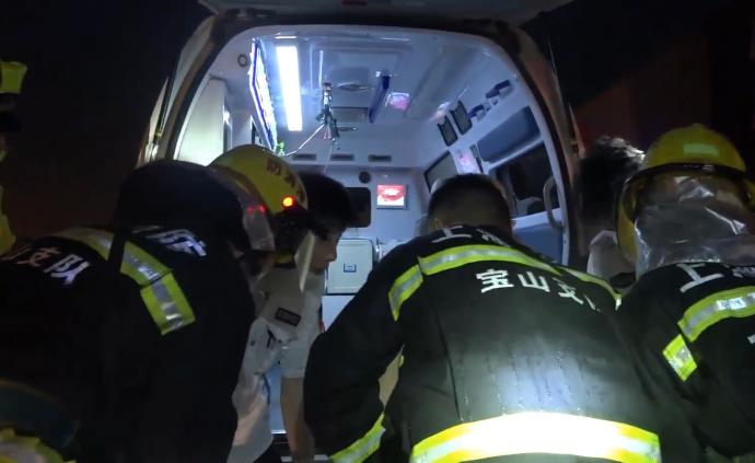 滬暴雨路滑,三輛集卡車高速上連環追尾