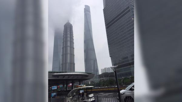 “水帘洞”里办公，上海中心部分楼层漏水