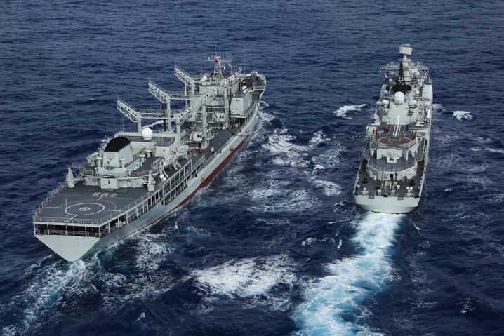 执行任务中的鄱阳湖舰（左）。