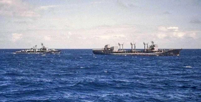 1980年，参加我国首次向南太平洋发射运载火箭试验保障任务的鄱阳湖舰（右）。（资料图片）