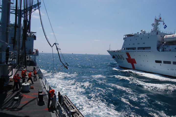鄱阳湖舰为“和平方舟”号医院船补给。（资料图片）