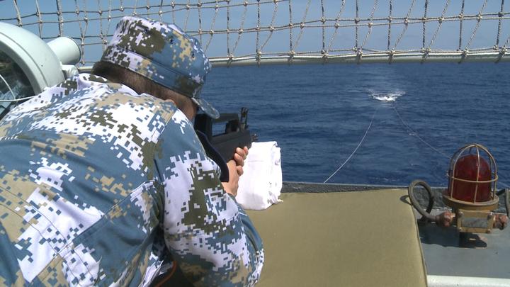 鄱阳湖舰上的海军官兵进行轻武器射击训练。