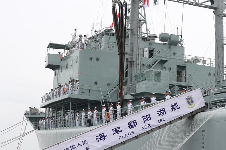 海军官兵向军旗敬礼。