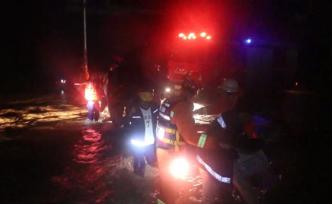 雨大水急，消防员站成“人墙”疏散群众