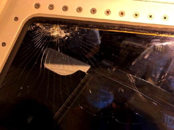 飞机玻璃破碎事件图片
