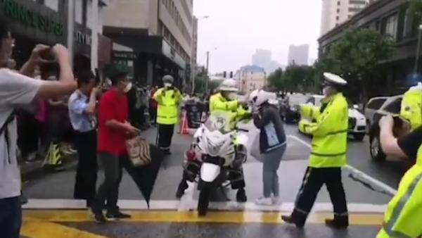 仅剩5分钟，上海民警疾驰护送考生抵考场