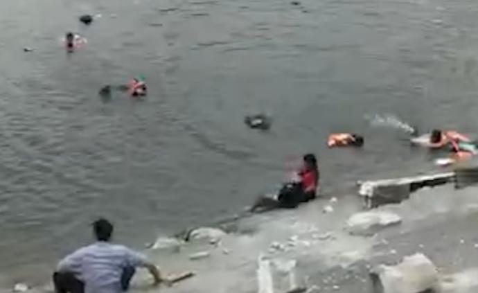 貴州通報(bào)“安順載有學(xué)生公交車墜河”：正在救援